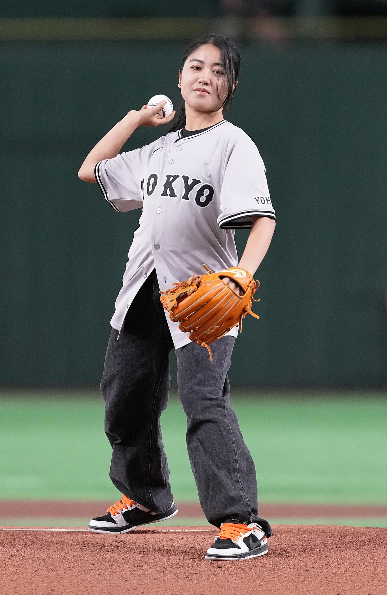 巨人対ヤクルト　ファーストピッチセレモニーで投球するスケートボード選手の中山楓奈（撮影・鈴木みどり）