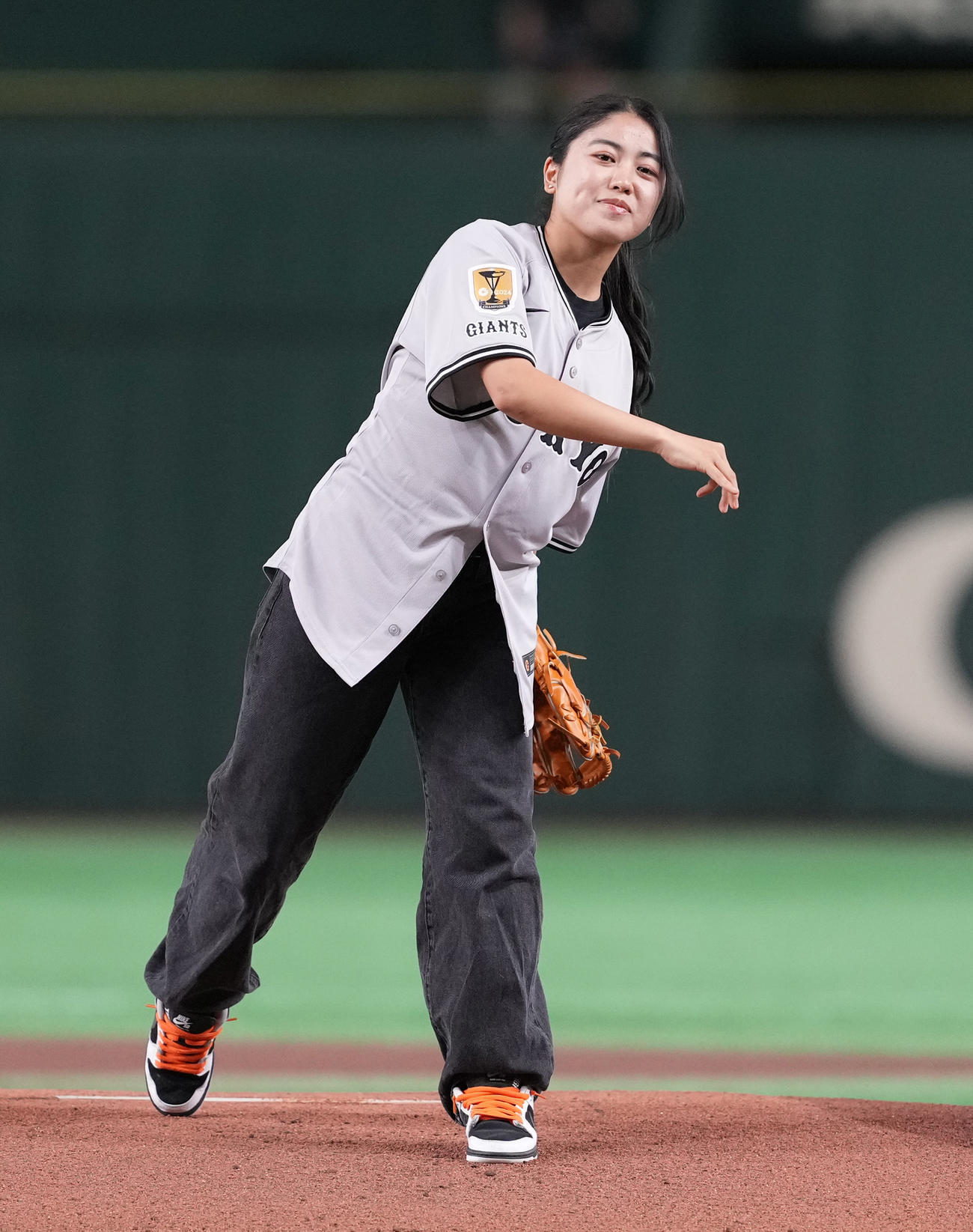 巨人対ヤクルト　ファーストピッチセレモニーで投球するスケートボード選手の中山楓奈（撮影・鈴木みどり）