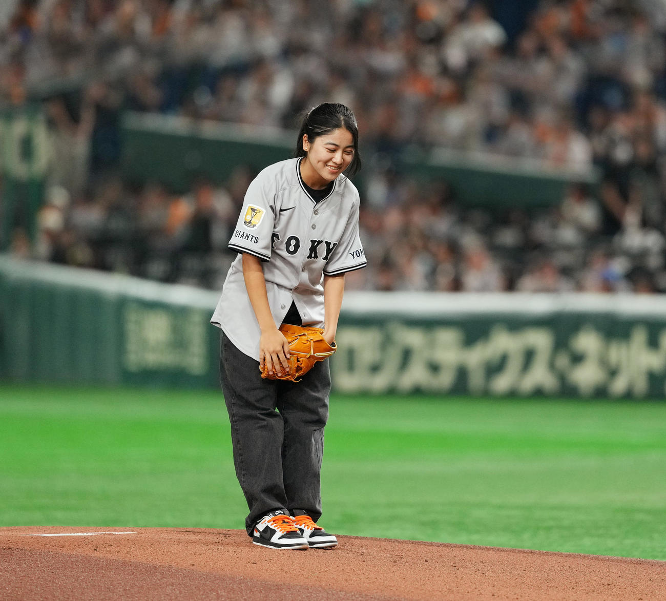 巨人対ヤクルト　ファーストピッチセレモニーで投球し、笑顔を見せる女子スケートボードの東京五輪銅メダリスト中山（撮影・菅敏）