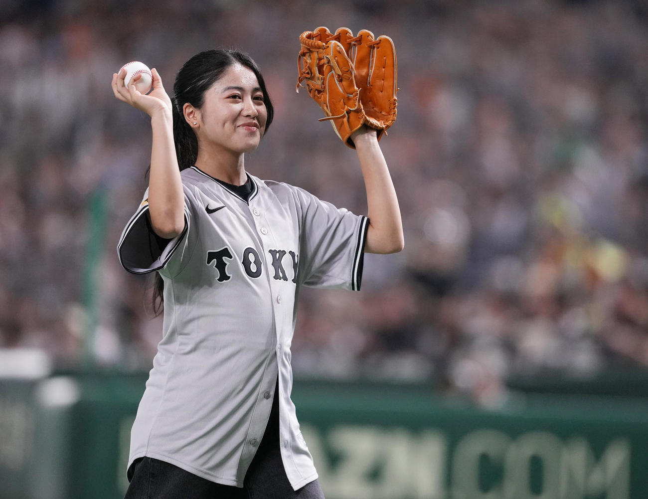 巨人対ヤクルト　ファーストピッチセレモニーで投球するスケートボード選手の中山楓奈（撮影・鈴木みどり）