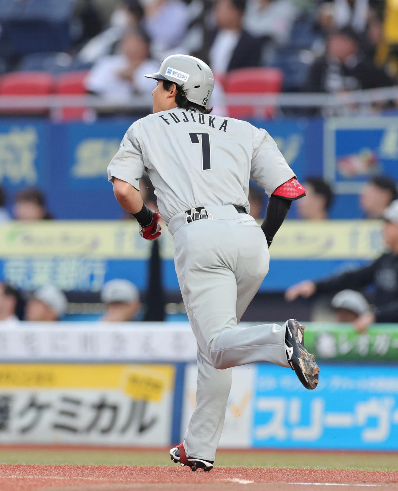 ロッテ対西武　1回裏ロッテ1死、右越え本塁打を放つ藤岡（撮影・野上伸悟）