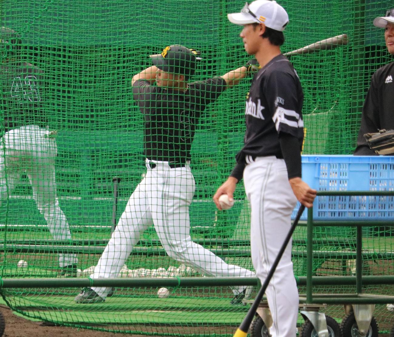 ソフトバンク近藤が2軍の阪神戦前練習でフリー打撃を行う（撮影・林亮佑）