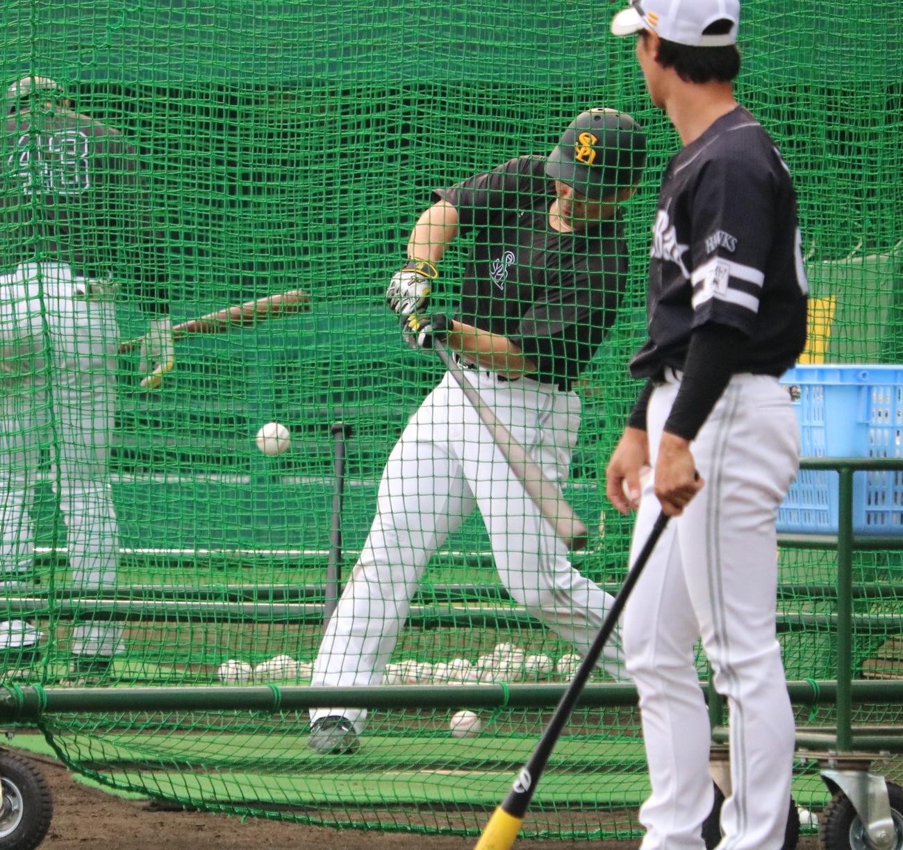 ソフトバンク近藤が2軍の阪神戦前練習でフリー打撃を行う（撮影・林亮佑）
