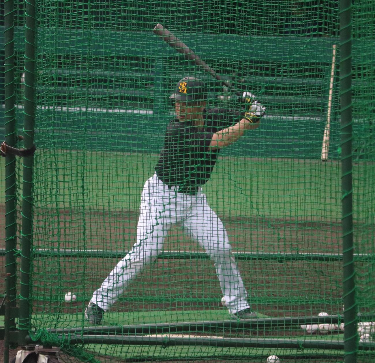 ソフトバンク近藤が2軍の阪神戦前練習でフリー打撃を行う（撮影・林亮佑）