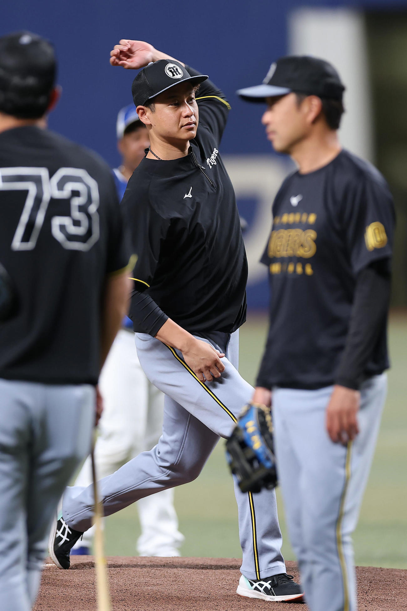 中日対阪神　試合前練習でマウンドを確認する阪神大竹（中央）（撮影・前田充）