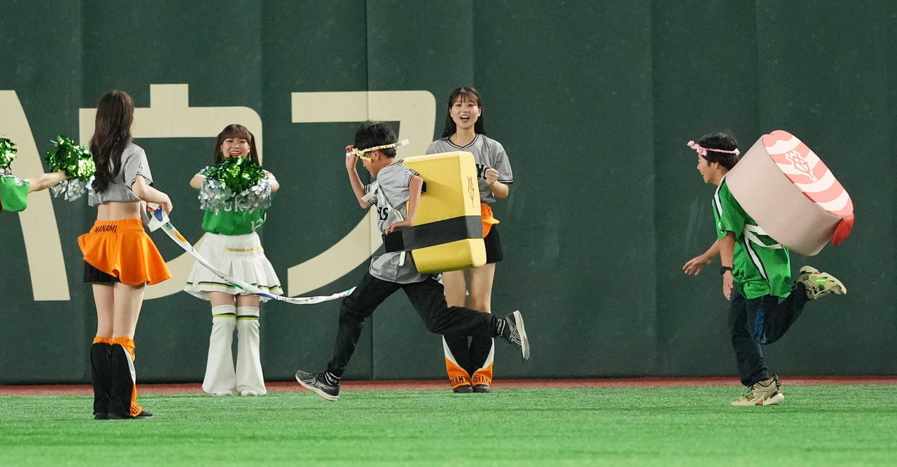 巨人対ヤクルト　すしレースで1着でゴールするたまご（中央）（撮影・菅敏）