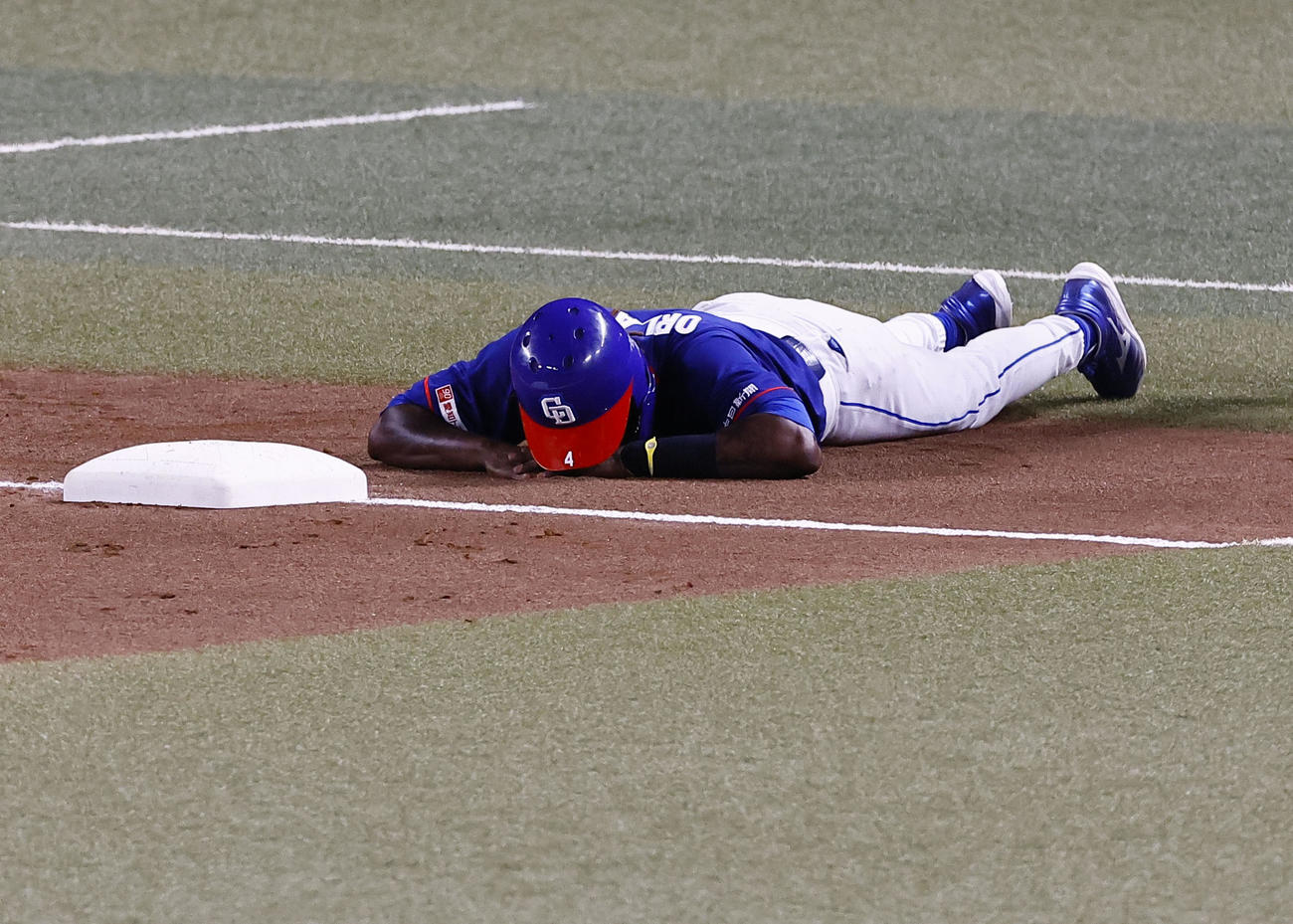 中日対阪神　5回裏中日1死一、三塁、打者山本のとき三走カリステがけん制アウトになりガックリする（撮影・藤尾明華）