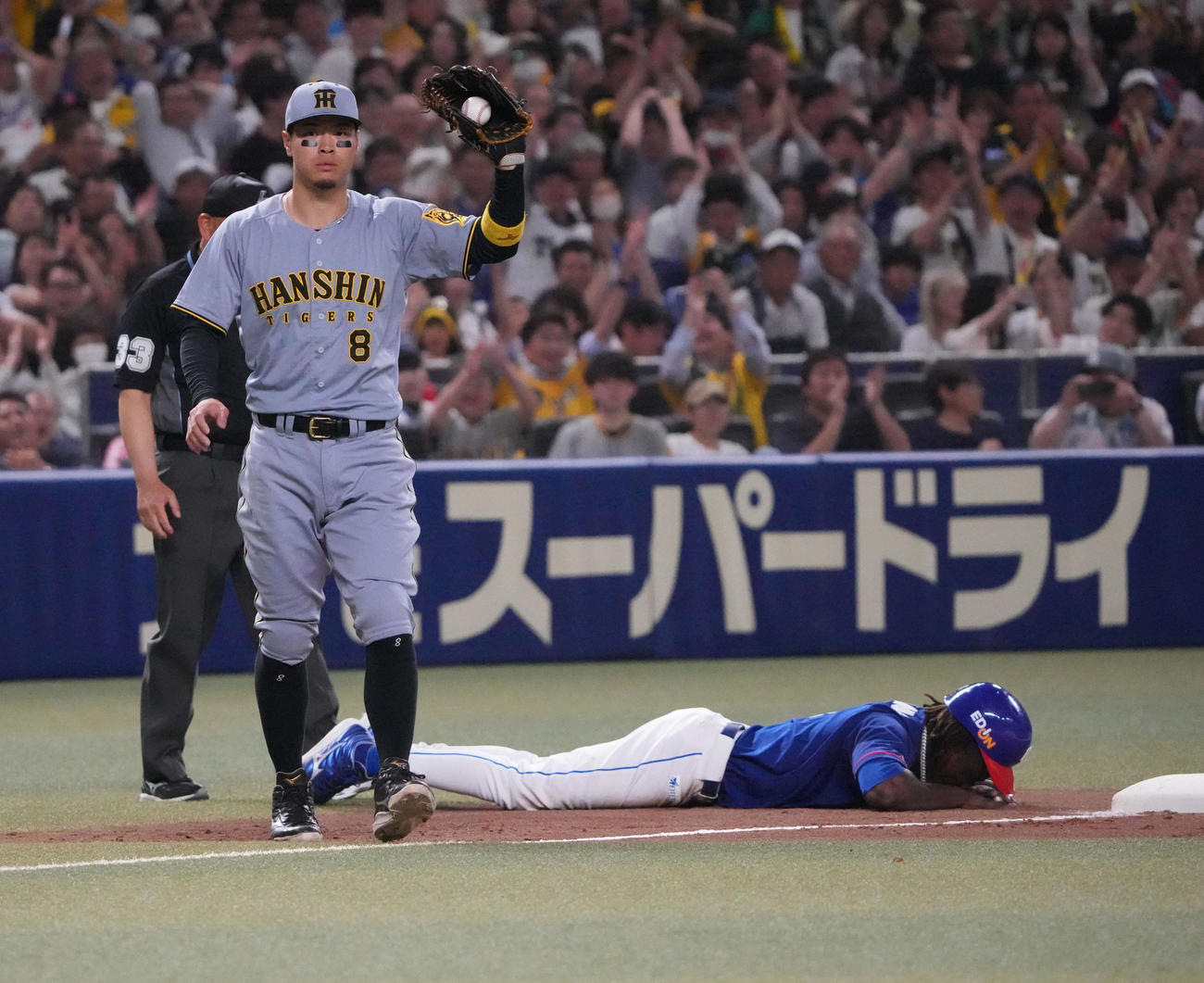 中日対阪神　5回裏中日1死一、三塁、牽制死のカリステ（右）ベースカバーは佐藤輝（撮影・森本幸一）
