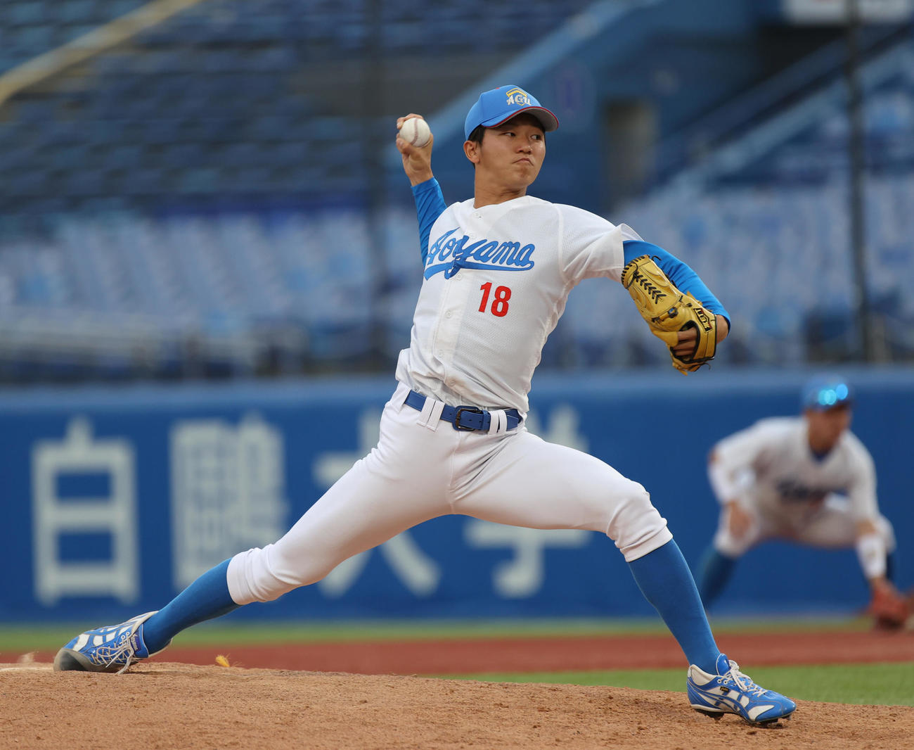 国学院大対青学大　6回から登板した青学大・鈴木（撮影・柴田隆二）