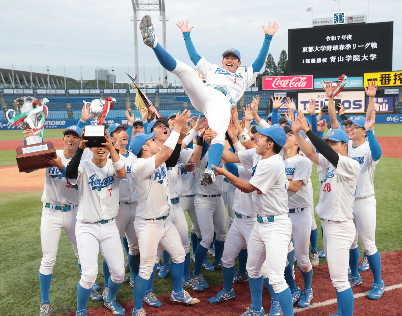 5連覇を達成した青学大ナインは藤原主将を胴上げする（撮影・柴田隆二）