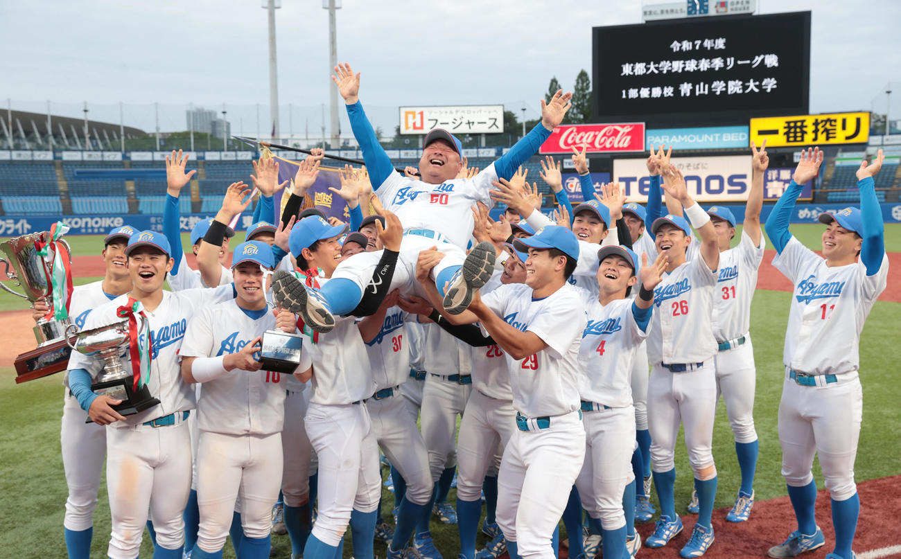 5連覇を達成した青学大ナインは安藤寧則監督を胴上げする。右端は中西（撮影・柴田隆二）