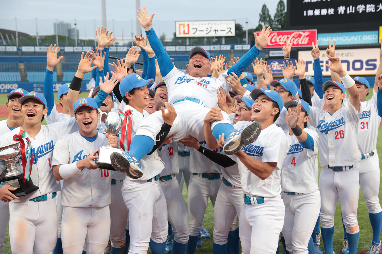5連覇を達成した青学大ナインは安藤監督を胴上げする（撮影・柴田隆二）
