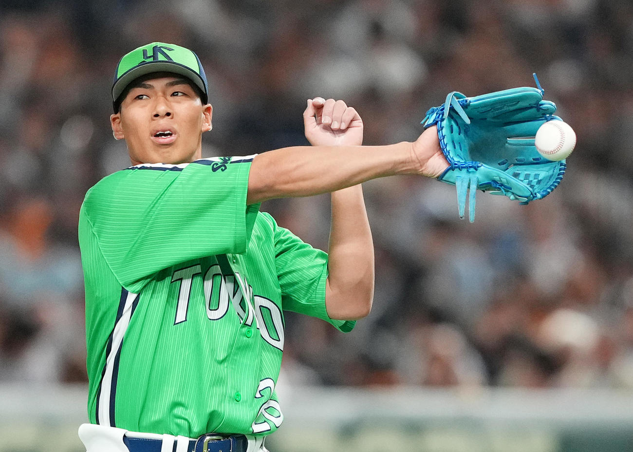 巨人対ヤクルト　3回裏巨人無死、赤星を中飛に仕留め、気合の入った表情を見せる山野（撮影・菅敏）