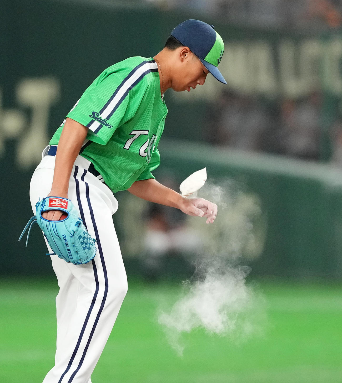 巨人対ヤクルト　4回裏巨人1死一、三塁、打者甲斐の時、マウンドで浮かない表情を見せる山野（撮影・菅敏）