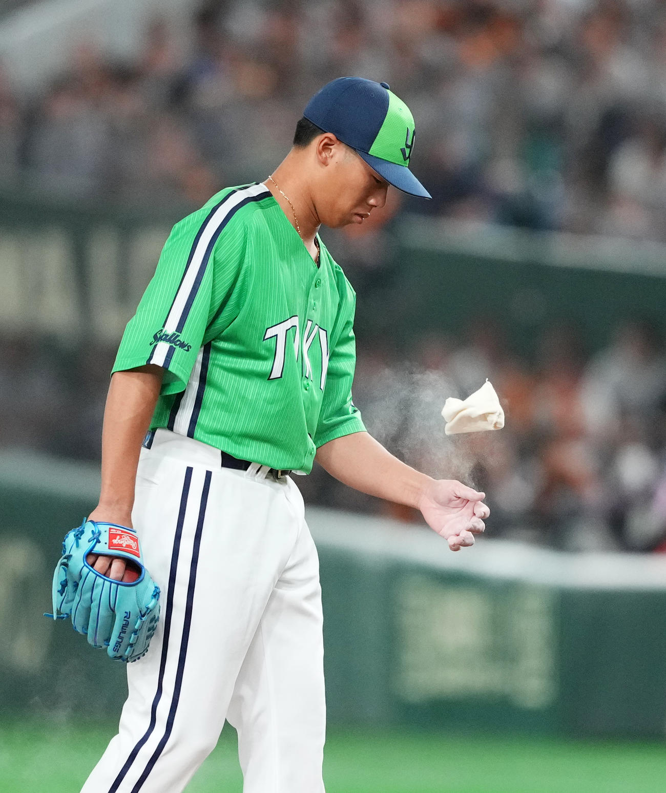 巨人対ヤクルト　4回裏巨人1死一、三塁、打者甲斐の時、マウンドで浮かない表情を見せる山野（撮影・菅敏）