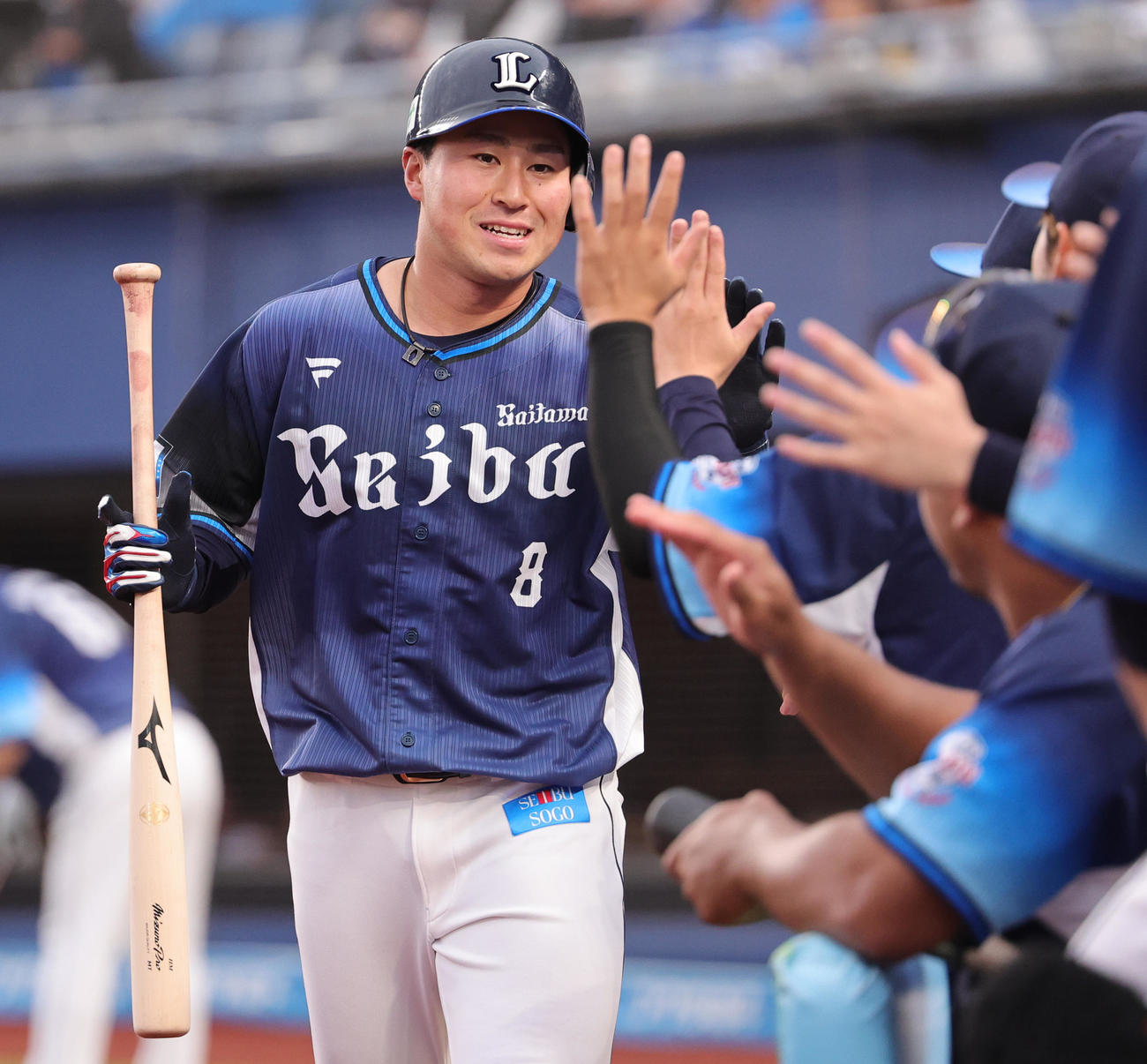 ロッテ対西武　1回表西武2死、左越え先制本塁打を放ちベンチに迎えられる渡部聖（撮影・野上伸悟）