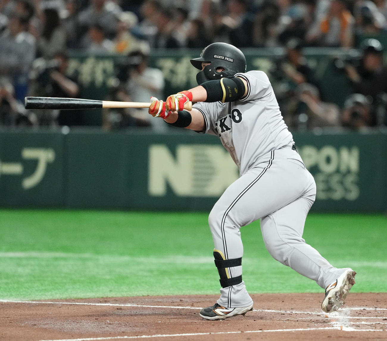 巨人対ヤクルト　4回裏巨人1死一、三塁、中前に先制適時打を放つ甲斐（中央）（撮影・菅敏）