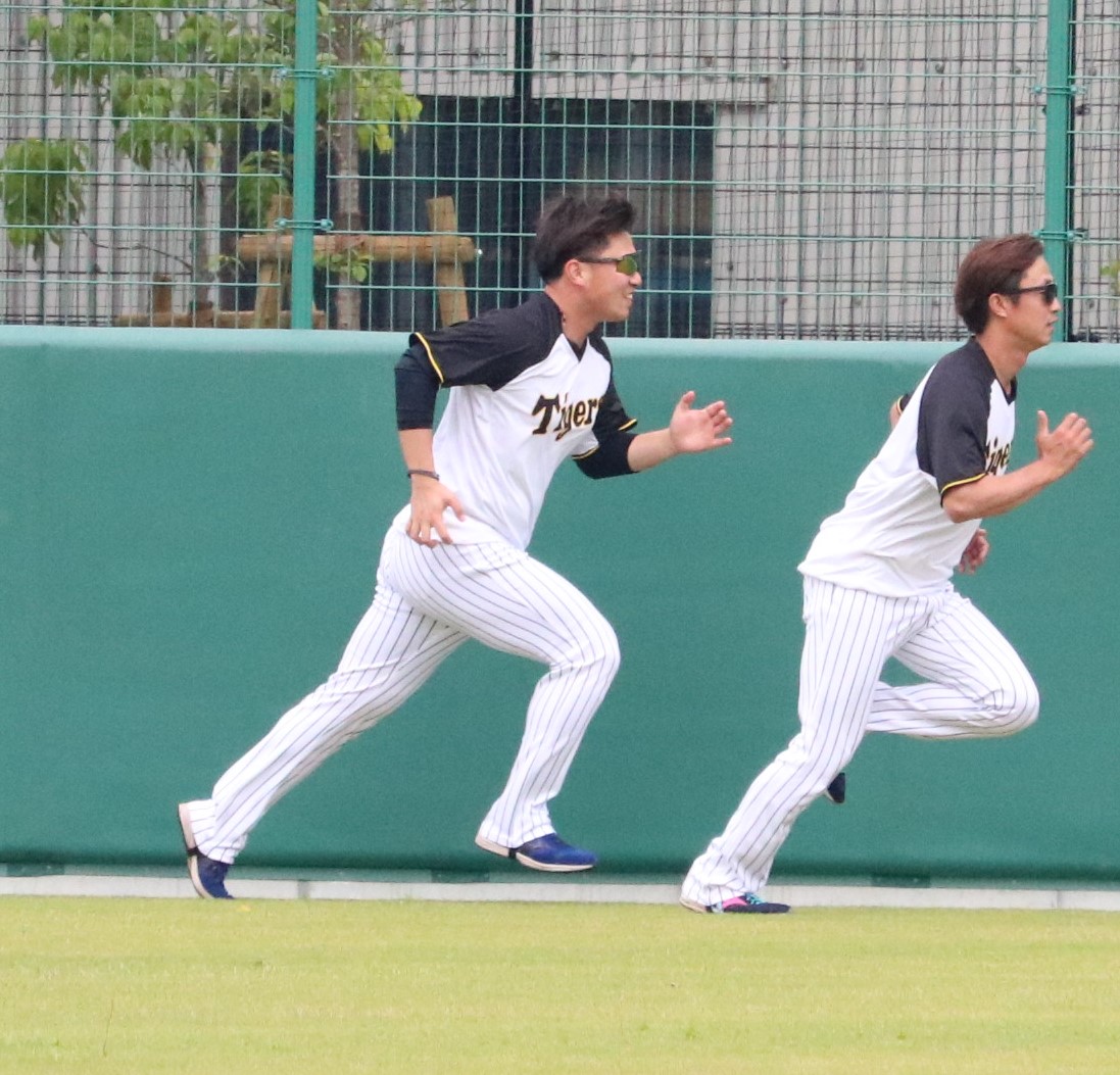 阪神桐敷が島本（右）とダッシュを行う（撮影・林亮佑）