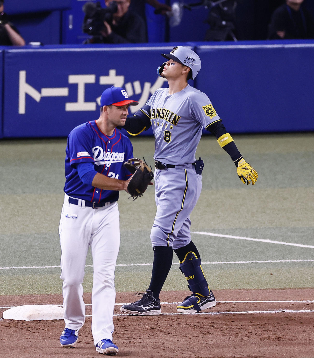中日対阪神　7回表阪神1死、投ゴロに倒れた佐藤輝（撮影・藤尾明華）