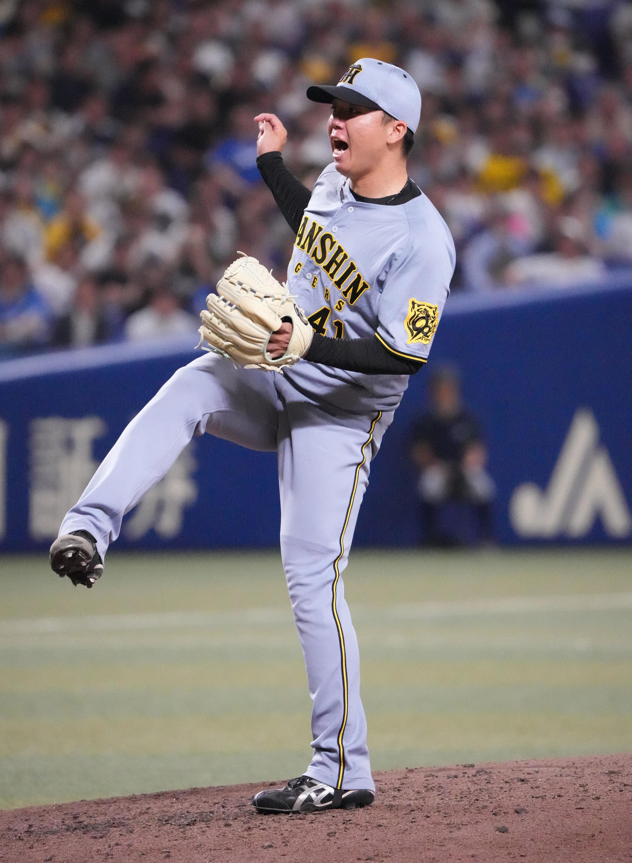 中日対阪神　6回裏、力投する阪神先発の村上（撮影・森本幸一）