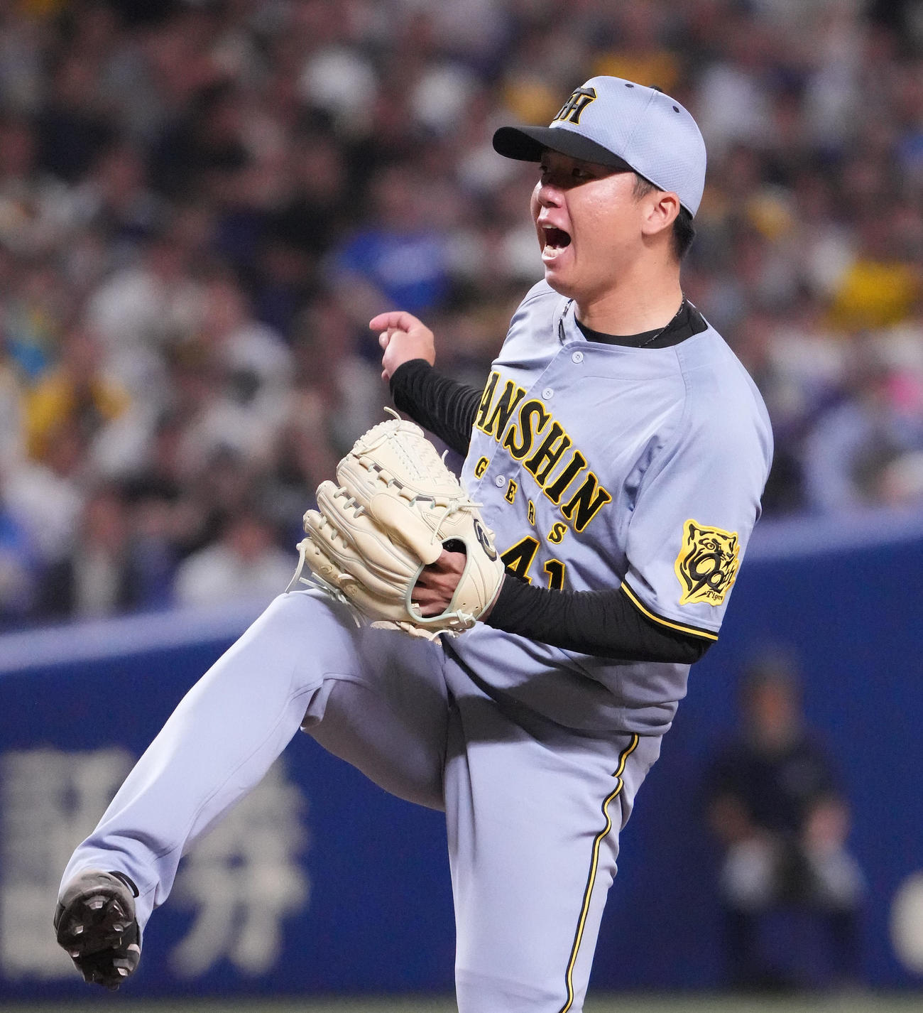 中日対阪神　6回裏、力投する阪神先発の村上（撮影・森本幸一）