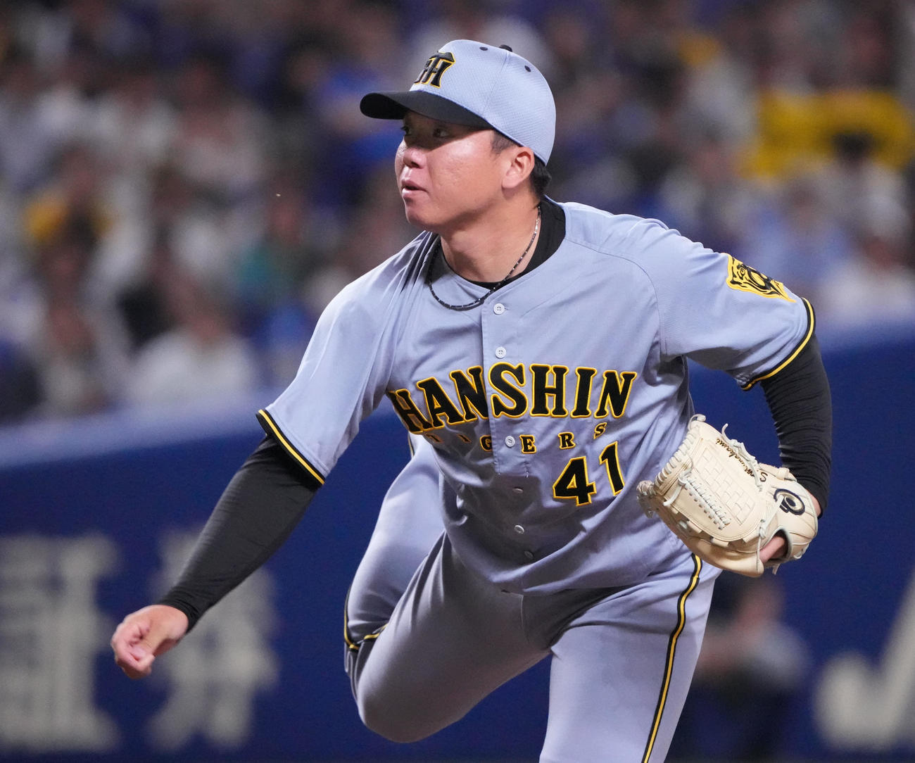 中日対阪神　1回裏、登板する阪神先発の村上（撮影・森本幸一）