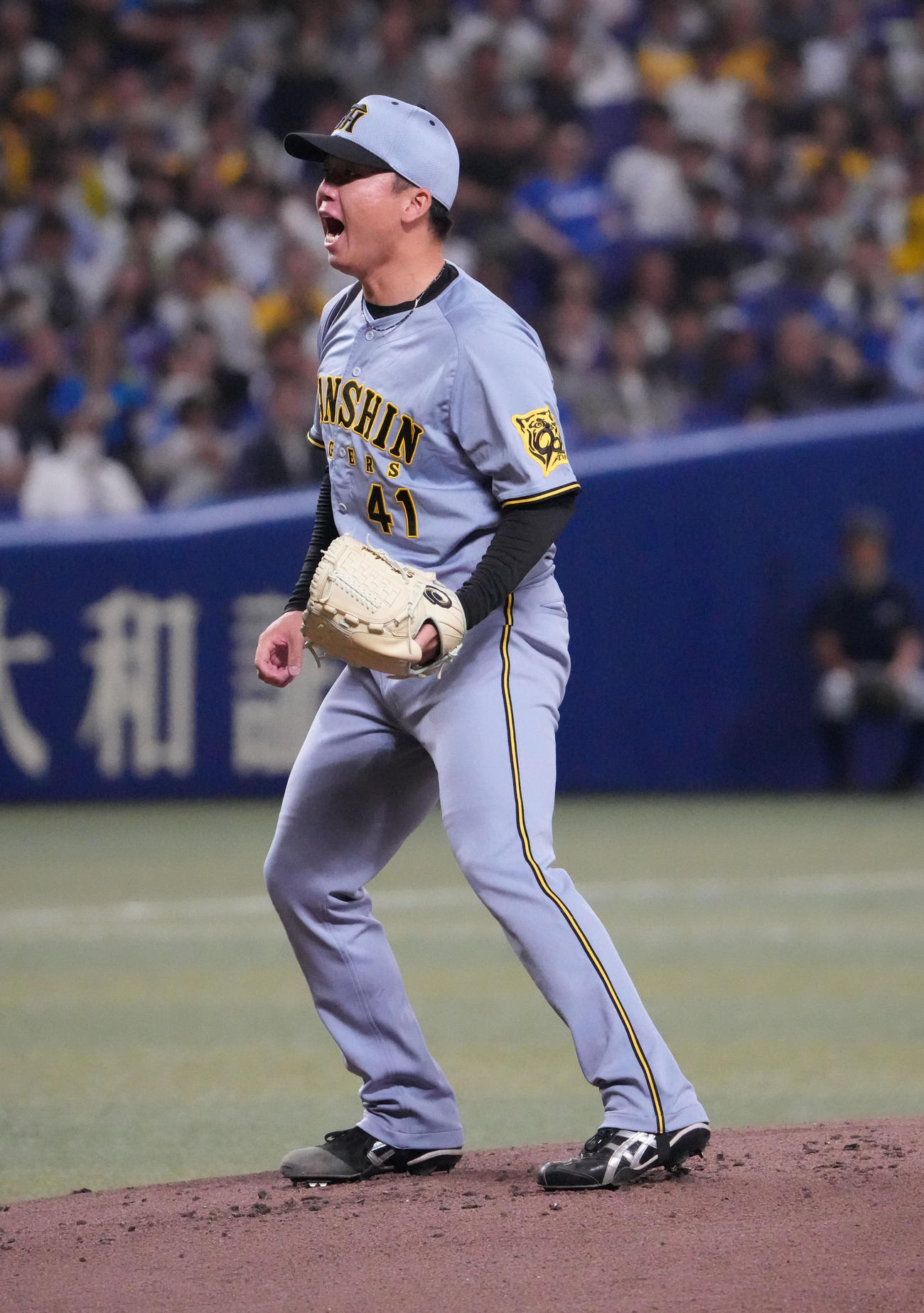 中日対阪神　1回裏中日2死二塁、ボスラーを三振に仕留めほえる阪神先発の村上（撮影・森本幸一）