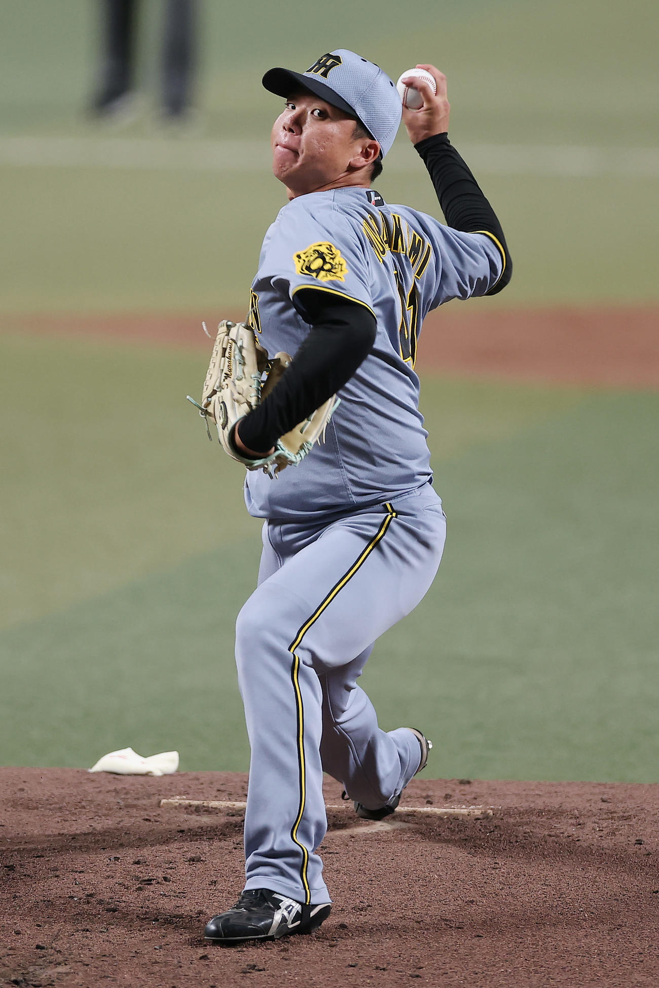 中日対阪神　力投する阪神先発の村上（撮影・前田充）