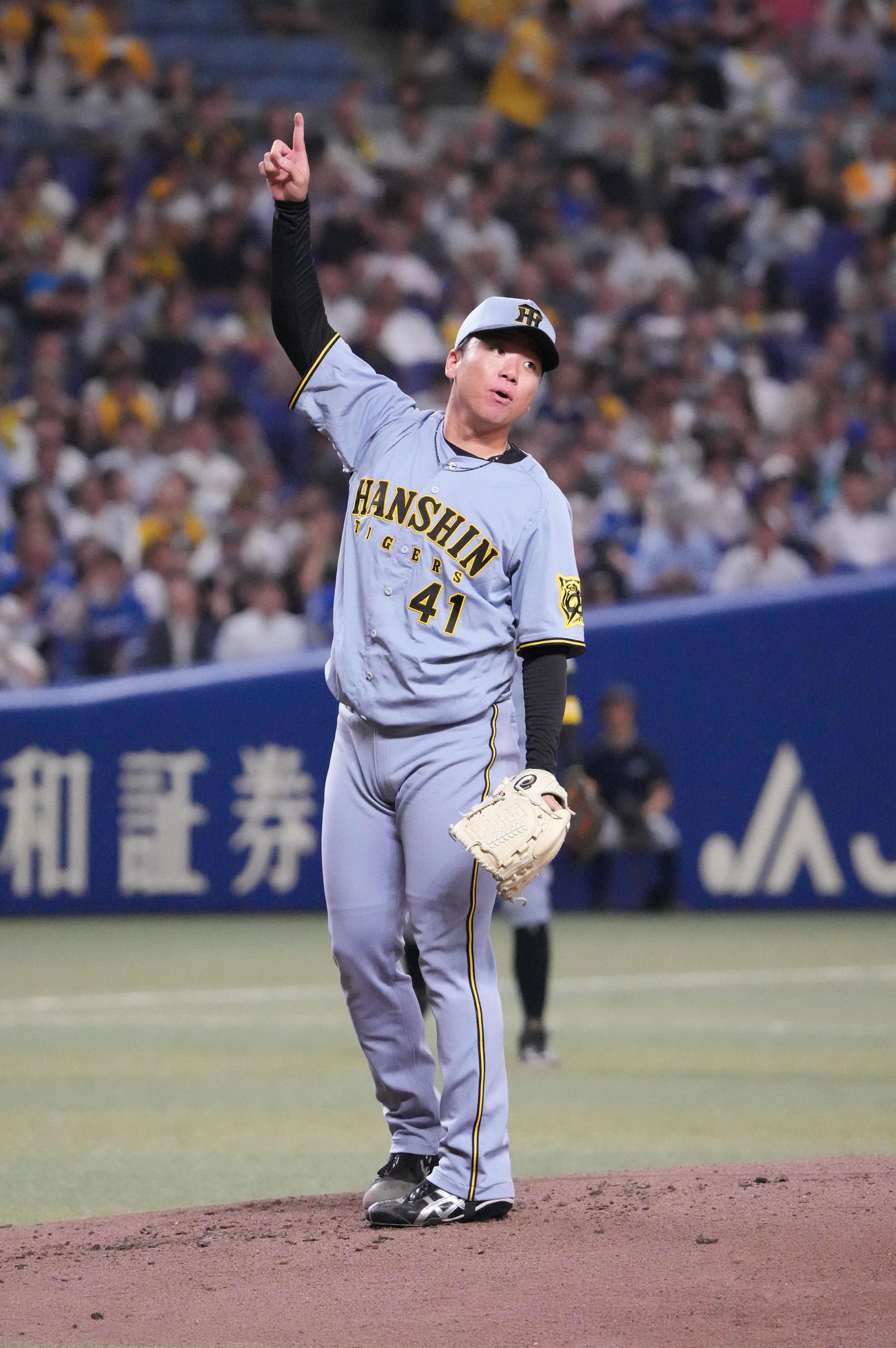中日対阪神　2回裏中日無死、打球のゆくへを指示する村上（撮影・森本幸一）