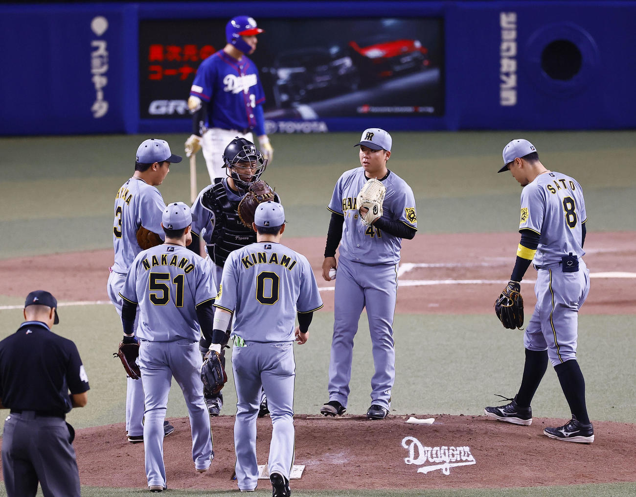 中日対阪神　5回裏中日無死一、三塁、マウンドで声をかけられる村上（右から2人目）（撮影・藤尾明華）
