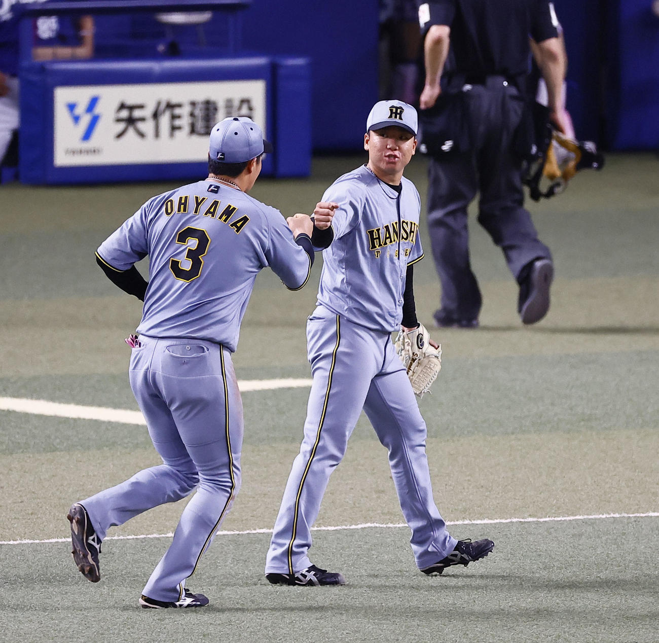 中日対阪神　5回裏、ピンチをしのぎ、大山悠輔（左）とグータッチを交わす阪神村上（撮影・藤尾明華）