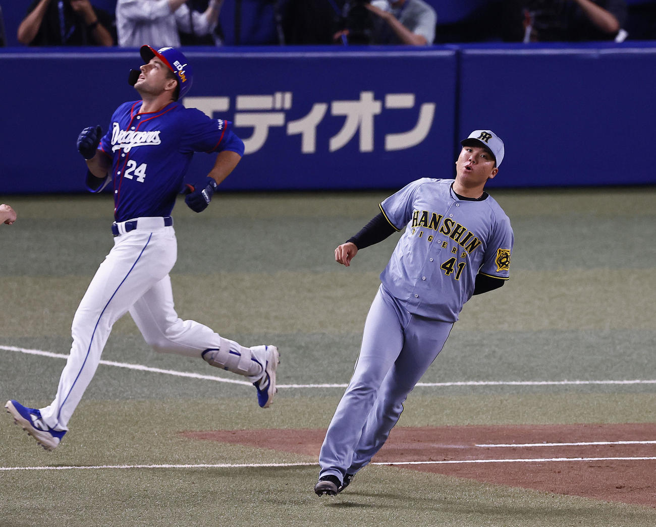 中日対阪神　4回裏中日2死、ボスラー（左）を一ゴロに打ち取った村上（撮影・藤尾明華）