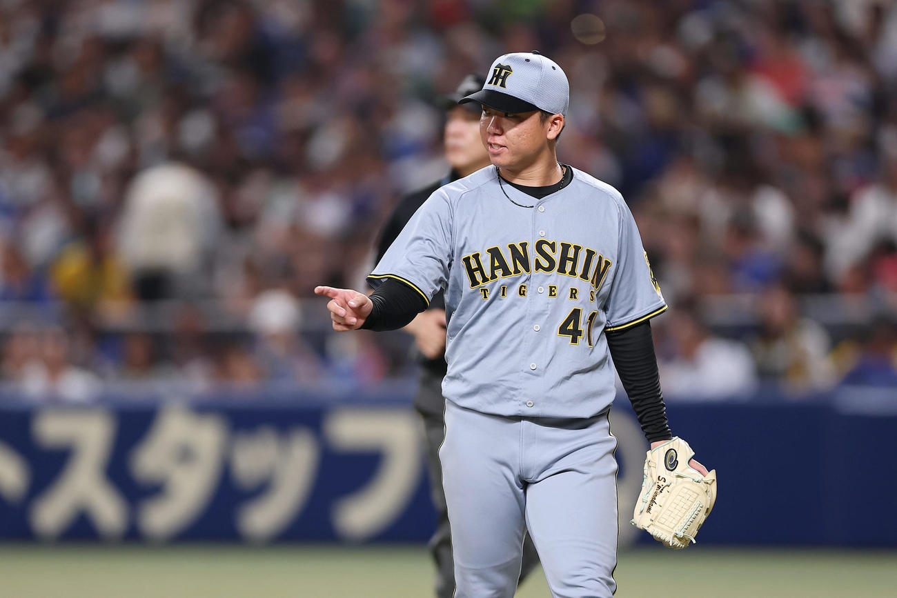 中日対阪神　5回裏のピンチをしのぎ、ベンチへ戻る阪神村上（撮影・前田充）