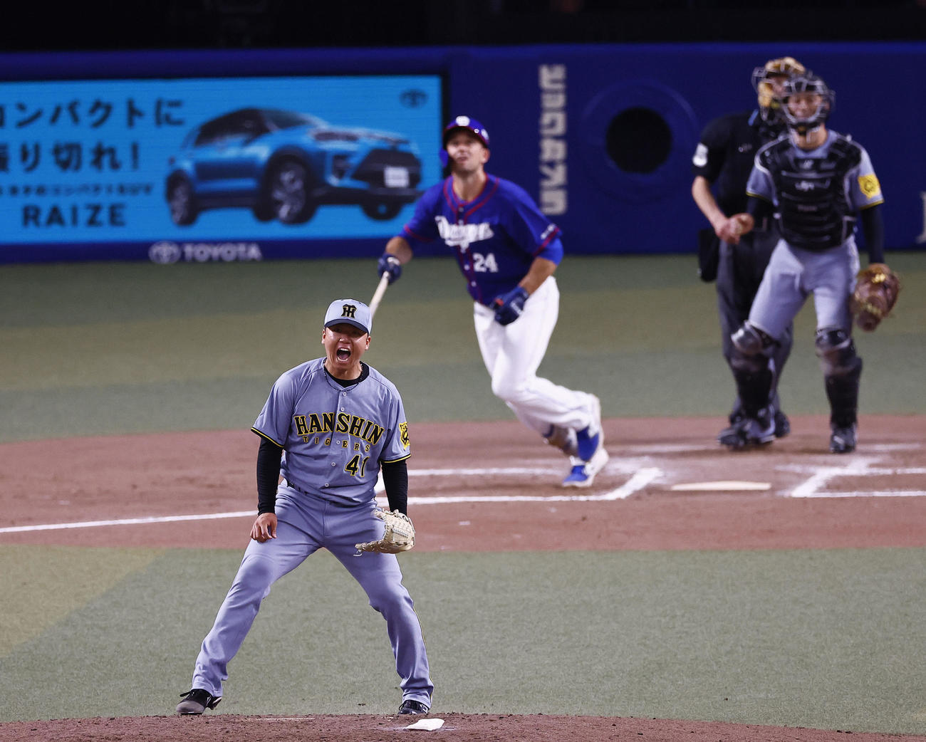 中日対阪神　6回裏中日2死二、三塁、ボスラーを中飛に打ち取る雄たけびをあげる村上（撮影・藤尾明華）
