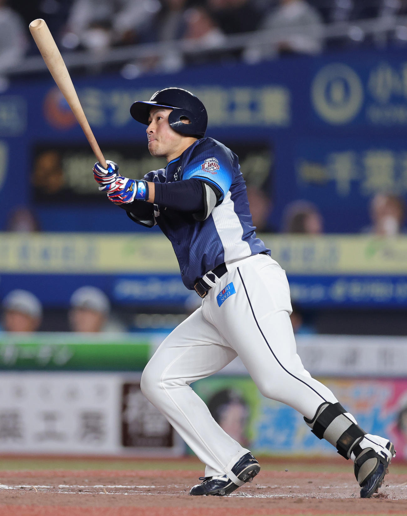 ロッテ対西武　5回表西武2死一塁、左中間に2点本塁打を放つ渡部聖（撮影・野上伸悟）