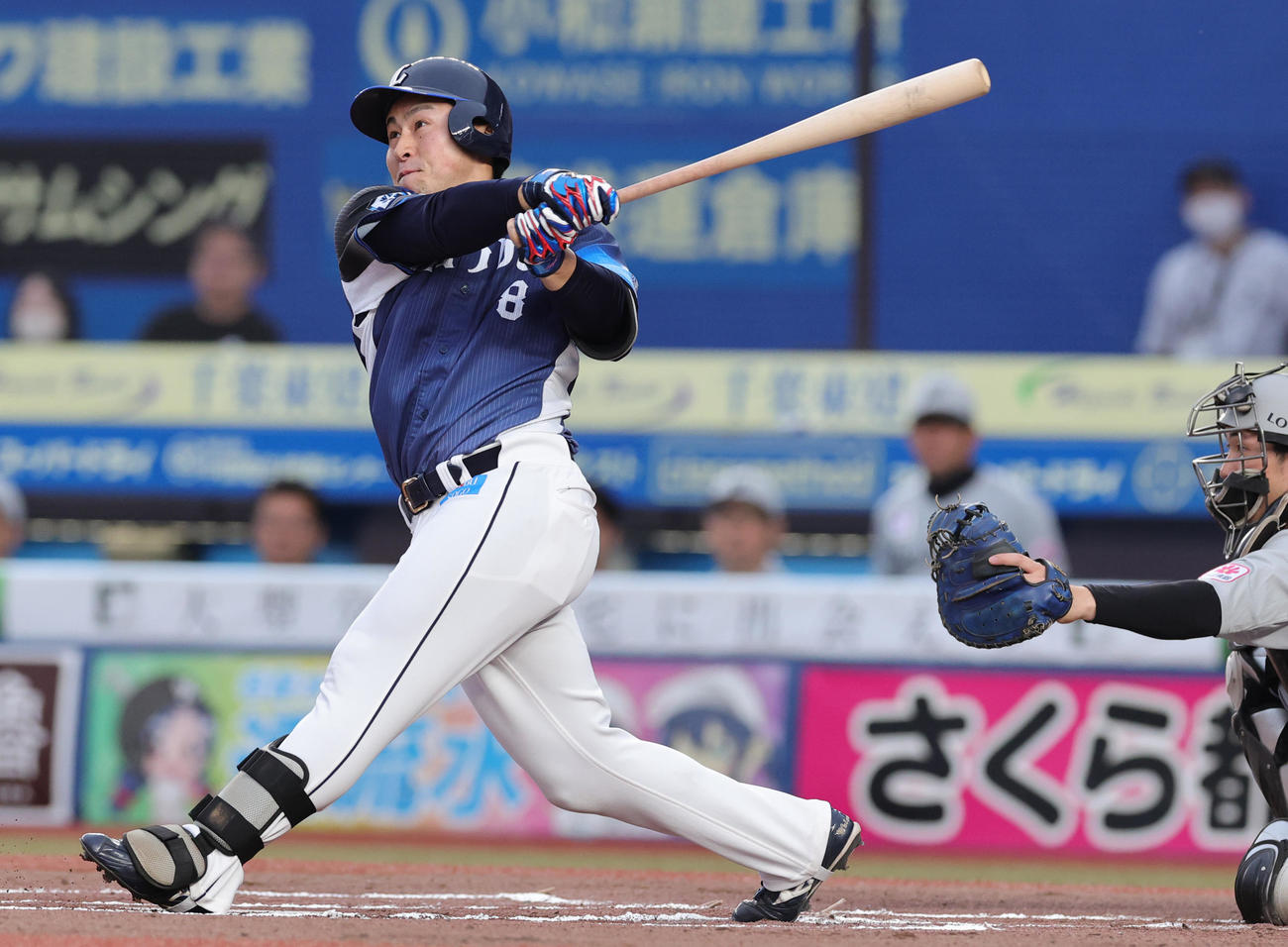 ロッテ対西武　1回表西武2死、左越え先制本塁打を放つ渡部聖（撮影・野上伸悟）