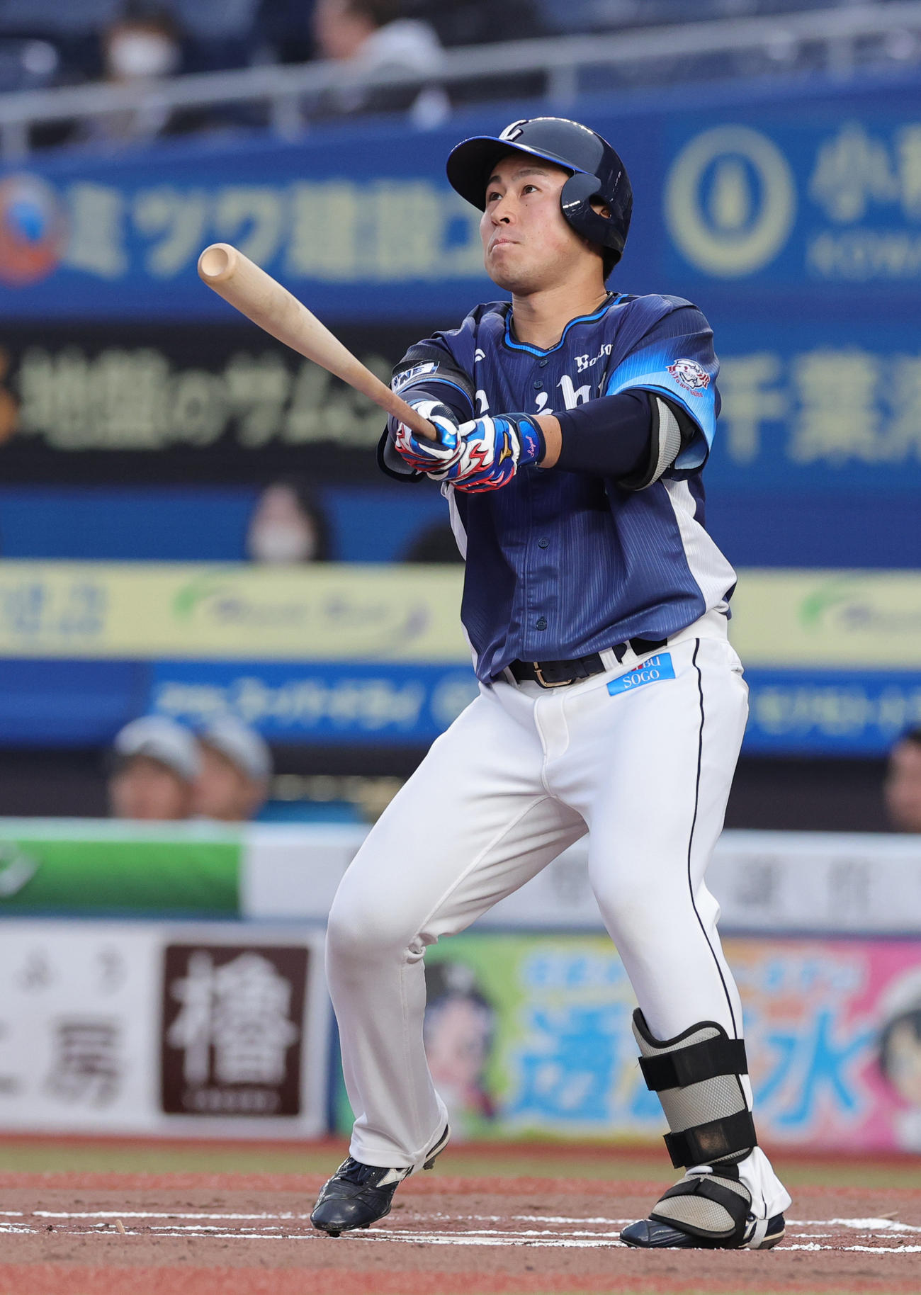 ロッテ対西武　1回表西武2死、左越え先制本塁打を放つ渡部聖（撮影・野上伸悟）