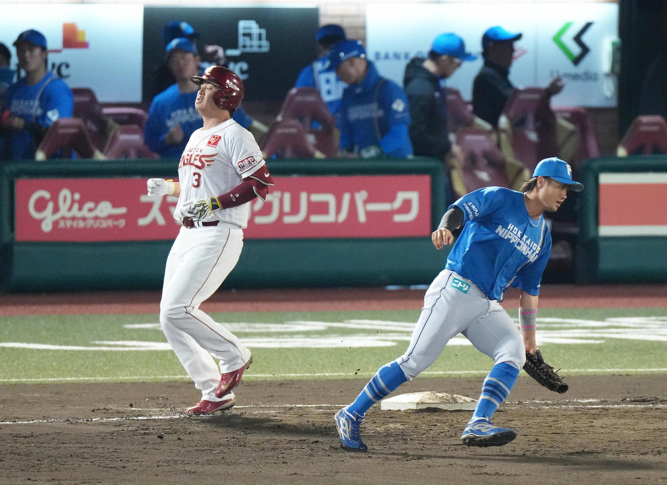 楽天対日本ハム　7回裏楽天1死一塁、浅村は遊併殺打に倒れる（撮影・足立雅史）