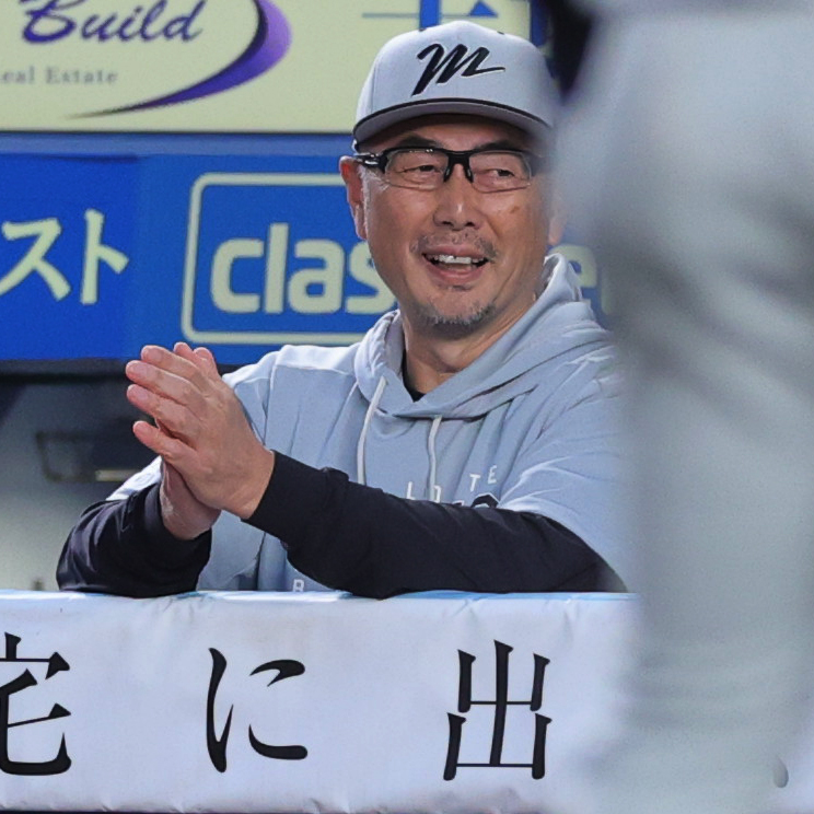 ロッテ対西武　2回裏ロッテ1死二、三塁、友杉がスクイズを決め喜ぶ吉井監督（撮影・野上伸悟）