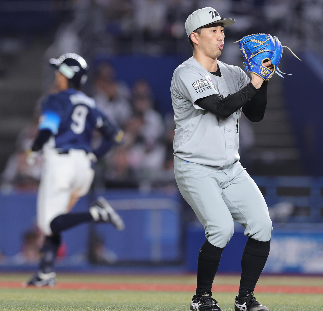 ロッテ対西武　6回表西武1死、蛭間を投飛に仕留める小島（撮影・野上伸悟）