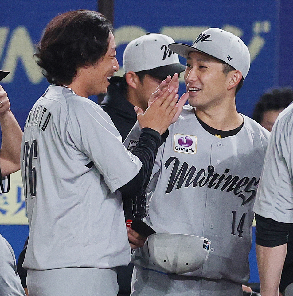 ロッテ対西武　坂本と勝利を喜ぶロッテ小島（撮影・野上伸悟）