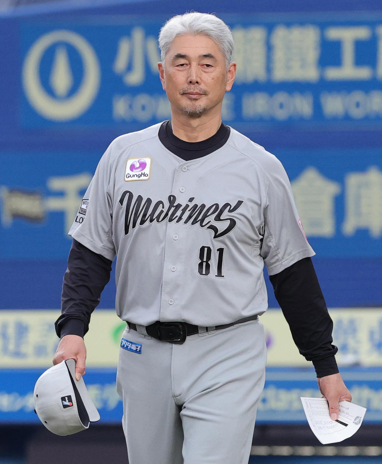 ロッテ対西武　メンバー表の最終確認を行うロッテ吉井監督（撮影・野上伸悟）