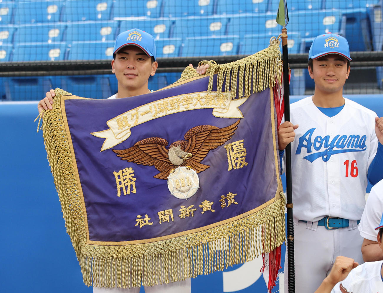 5連覇を達成した青学大・中西（左）は渡辺と優勝旗を持ち記念撮影する（撮影・柴田隆二）