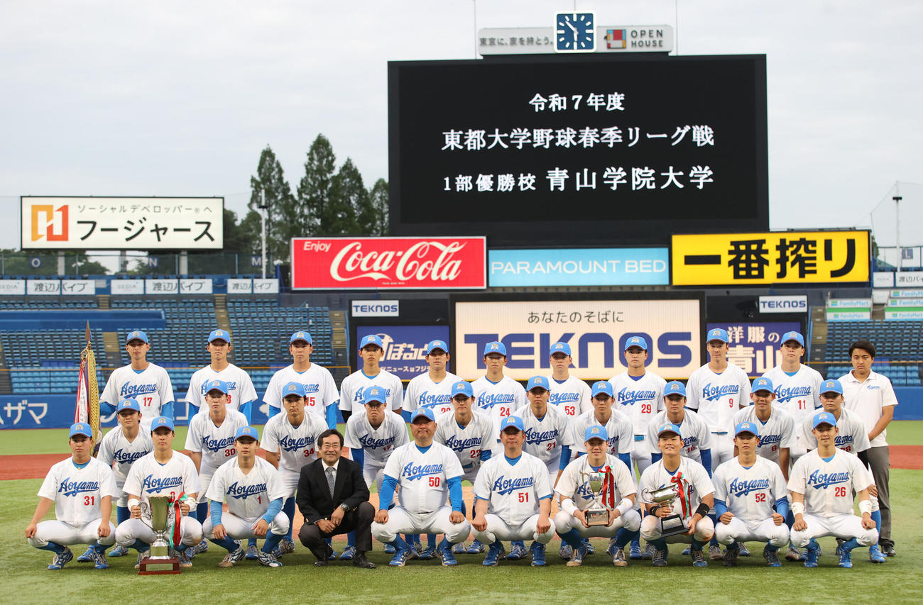 5連覇を達成した青学大ナインは記念撮影に納まる（撮影・柴田隆二）