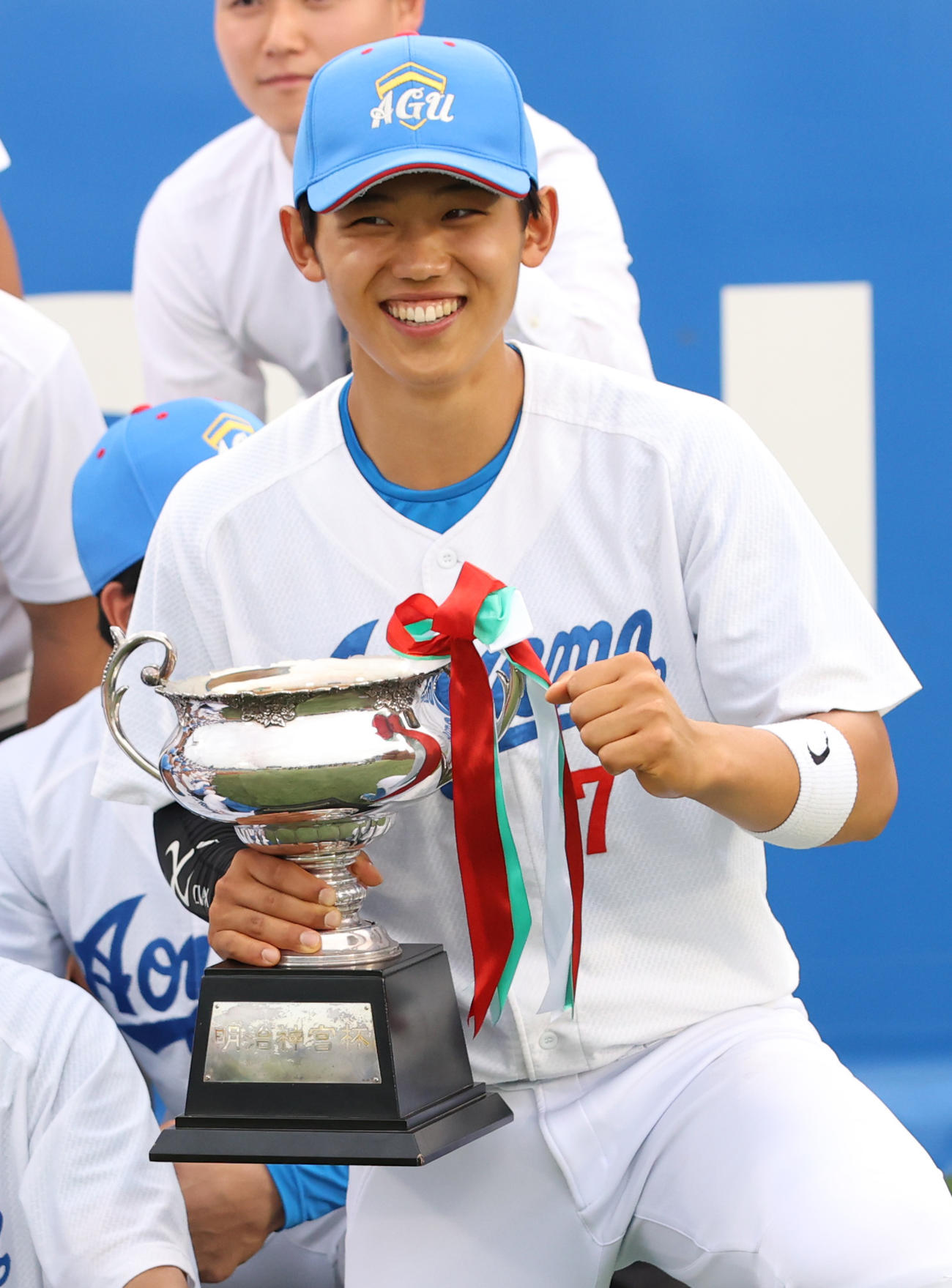 5連覇を達成した青学大・矢野は優勝杯を持ち記念撮影する（撮影・柴田隆二）