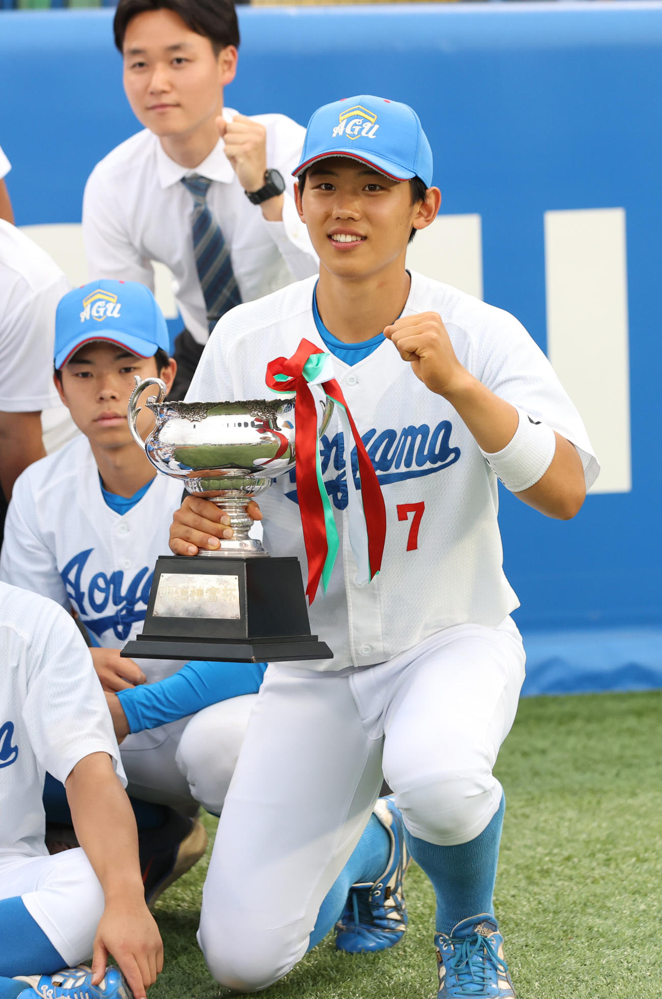 5連覇を達成した青学大・矢野（右）は優勝杯を持ち記念撮影する（撮影・柴田隆二）