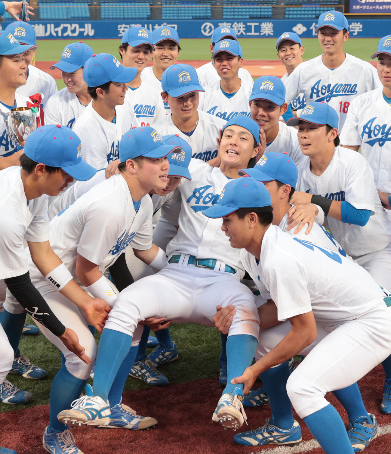 5連覇を達成した青学大ナインは初谷を胴上げする（撮影・柴田隆二）