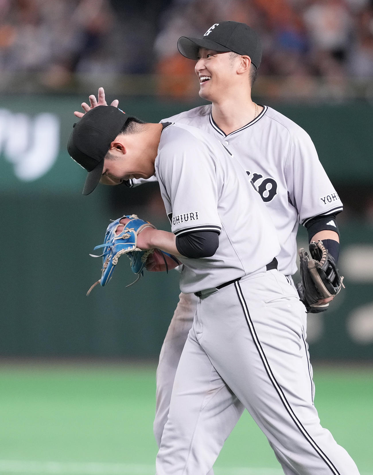 巨人対ヤクルト　完封勝利した巨人赤星（手前）は吉川に頭をなでられる（撮影・鈴木みどり）