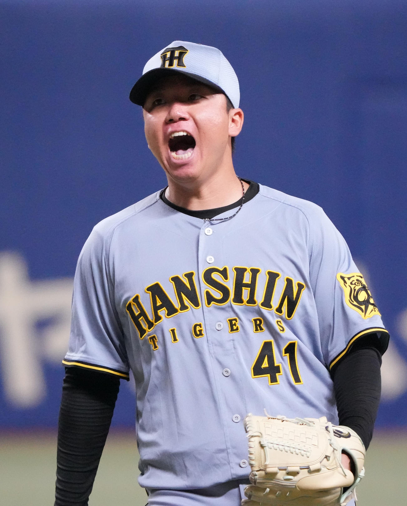 中日対阪神　7回裏中日2死二、三塁、ブライトを一ゴロに打ち取りほえる村上（撮影・森本幸一）