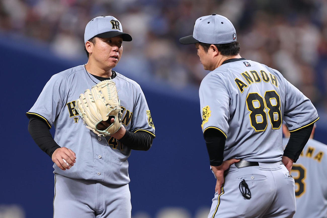 中日対阪神　7回裏中日2死二、三塁、マウンドで安藤投手コーチ（右）と言葉を交わす村上（撮影・前田充）